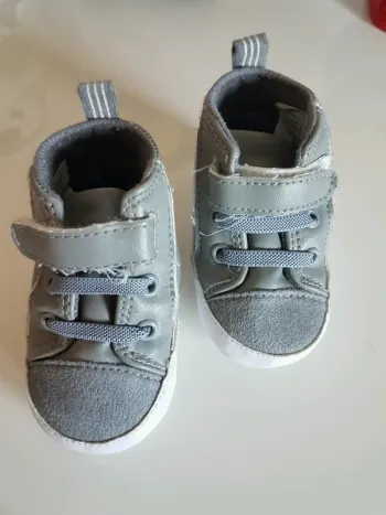 Chaussures montantes grises 18