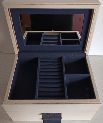 Grande boite à bijoux avec un Grand Miroir et 2 compartiments à tiroirs et 1 compartiment principal.