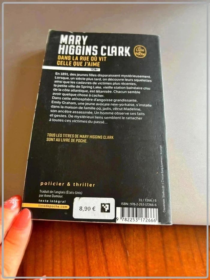 Dans la rue ou vis celle que j'aime de Mary Higgins Clark - photo numéro 2