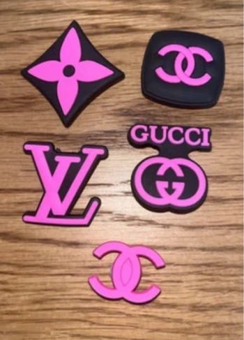 Lot 5 pin’s pour crocs