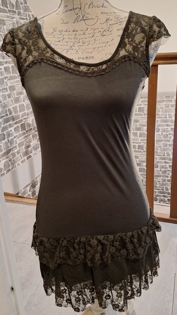 Jolie nuisette kaki moulante à dentelle en taille 36