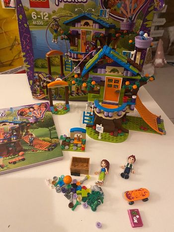 Lego friends « la cabane dans les arbres de Mia Jouet »