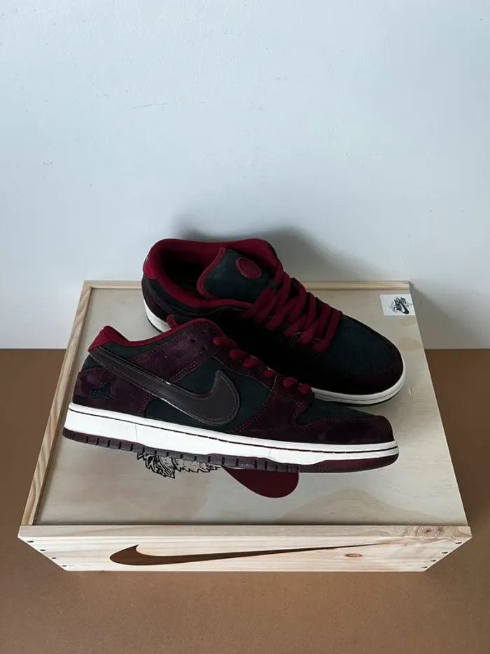 Nike SB Dunk Low Riot Skateshop Spécial Box - 44