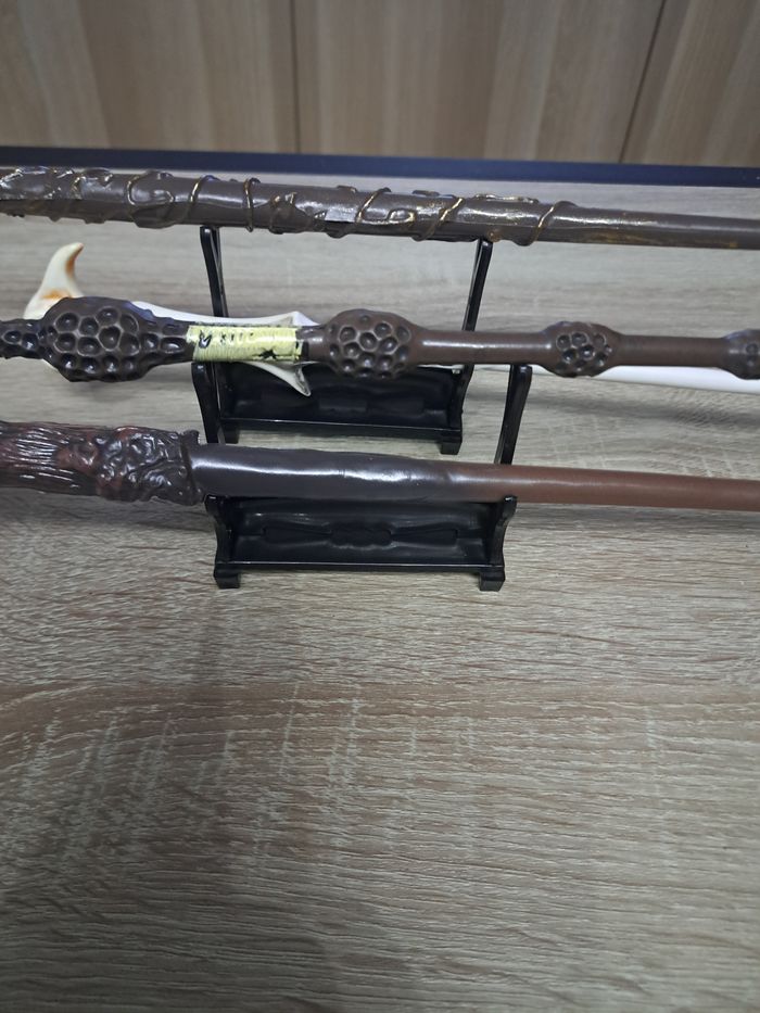 Lot de 4 baguettes Harry Potter vendu avec supports - photo numéro 2