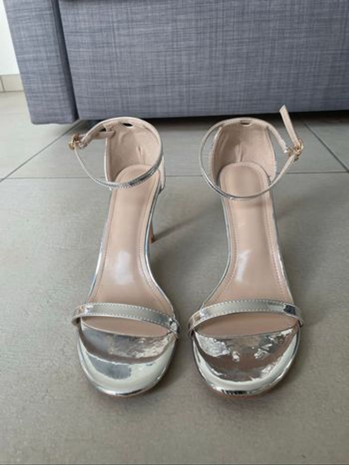 Sandales à talons argentées – Chic et intemporelles ! - photo numéro 3