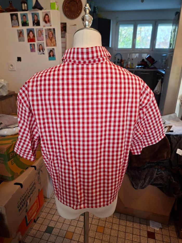 Chemisier femme court a carreau blanc et rouge neuf taille 36 marque manfinity
Aisselle a aisselle 57 cm 
Longueur 46 cm 
76 % polyester
20% coton
4 % viscose
Prix 8 euro - photo numéro 3