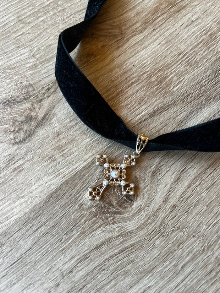 Collier en velours avec croix perlé - photo numéro 2