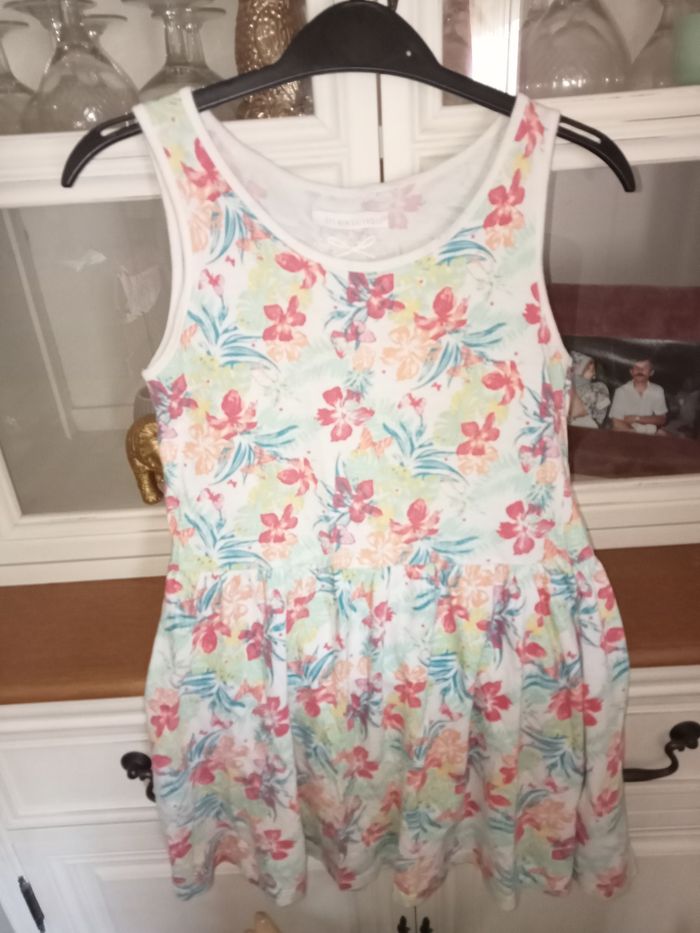 Robe d'été imprimée fleurs et papillons très bon état taille 8 ans