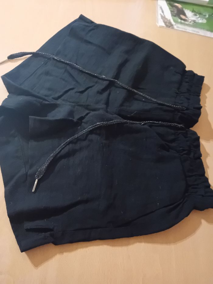 Short noir avec des lacets brillants