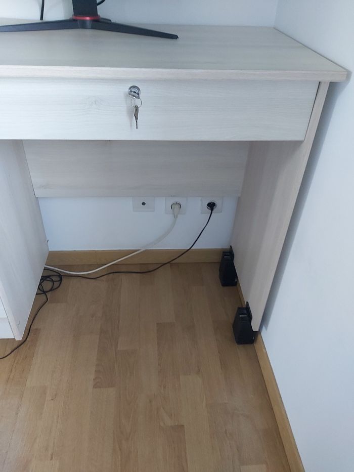 Bureau 5 tiroirs très bon état - photo numéro 3