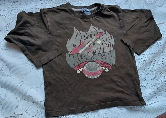 Tee-shirt kaki imprimé- look streetwear, H&M en très bon état, taille 3/4 ans