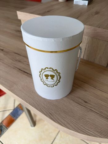 Boîte ronde avec cordon