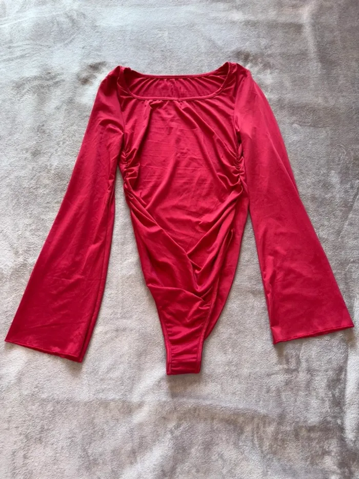 Bodies rouge femme à manches longues Shein taille 34 en très bon état.