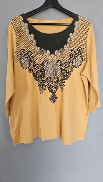 T-shirt jaune à motif baroque noir et argenté- Taille 50