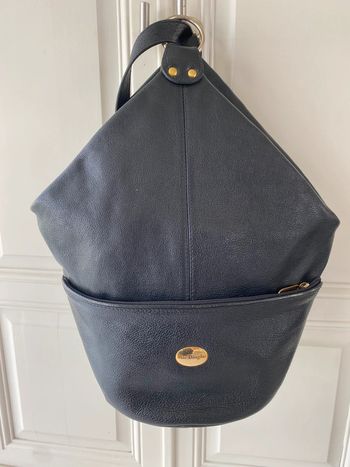 Sac Mac Douglas cuir noir porté épaule