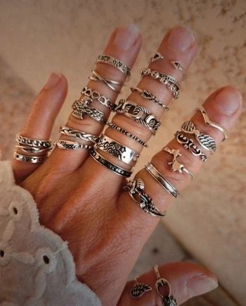 A38 lot de 23 bagues fantaisie doré or tendance diverses taille.neuves