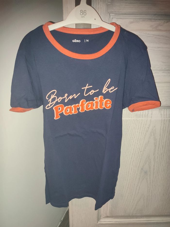 t-shirt bleu marine et orange