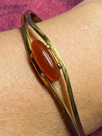 Joli bracelet jonc en métal doré avec pierre rouge femme TBE - bijoux fantaisie