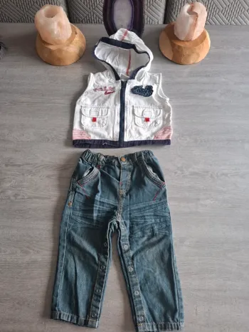 Pantalon jean et veste sans manche