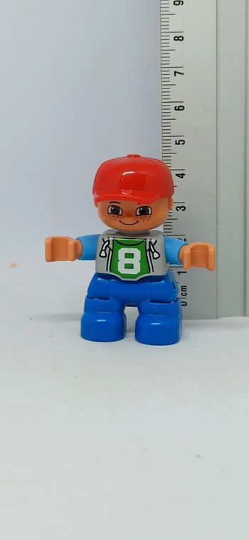 Enfant garçon avec casquette rouge lego duplo