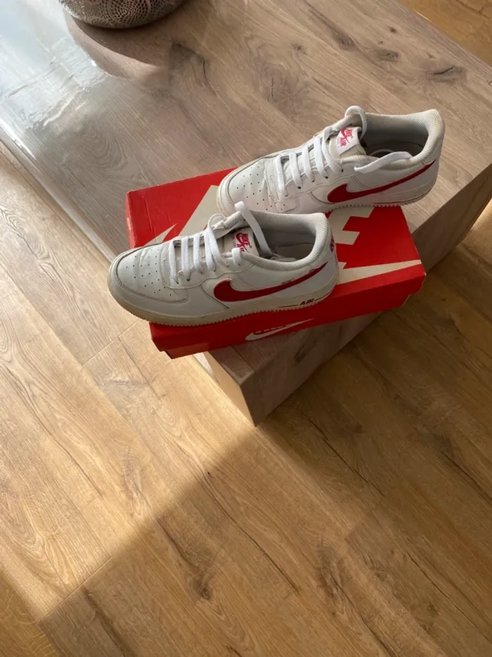 👟 NIKE Air Force 1 Blanche & Rouge – Pointure 39 – Très bon état - photo numéro 2