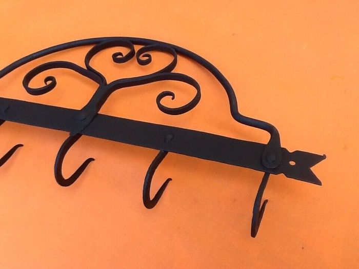 Support mural XIXème à Cochonnaille (XIXème) Fer forgé à décor motifs de volutes - photo numéro 3