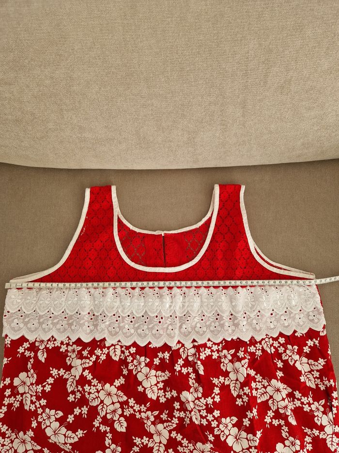 Robe polynésienne rouge a fleurs blanche à définitions dentelle - photo numéro 8