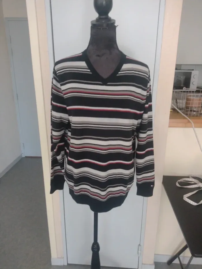 Pull léger Tommy Hilfiger rayé – taille M