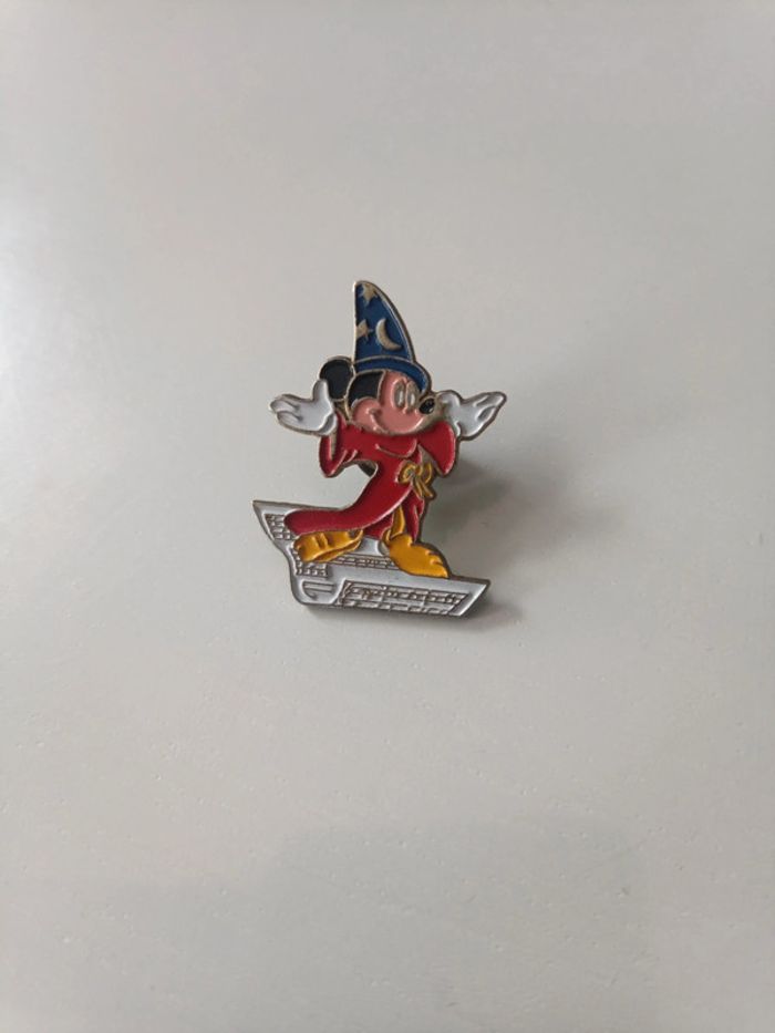 Pin's Mickey magicien