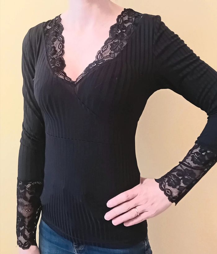 Top noir col v en dentelle