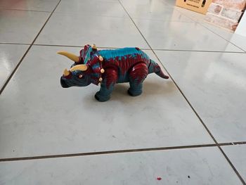 Figurine dinosaure AB Q
