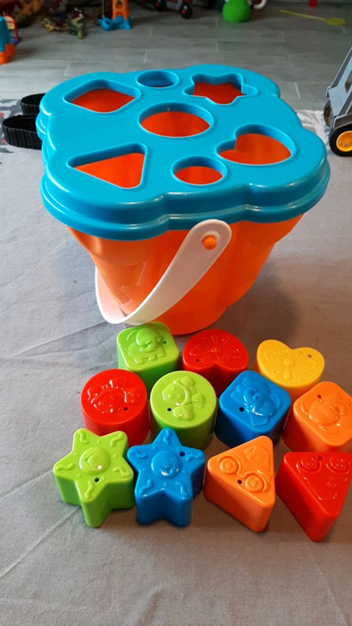 Seau avec formes diverses à insérer