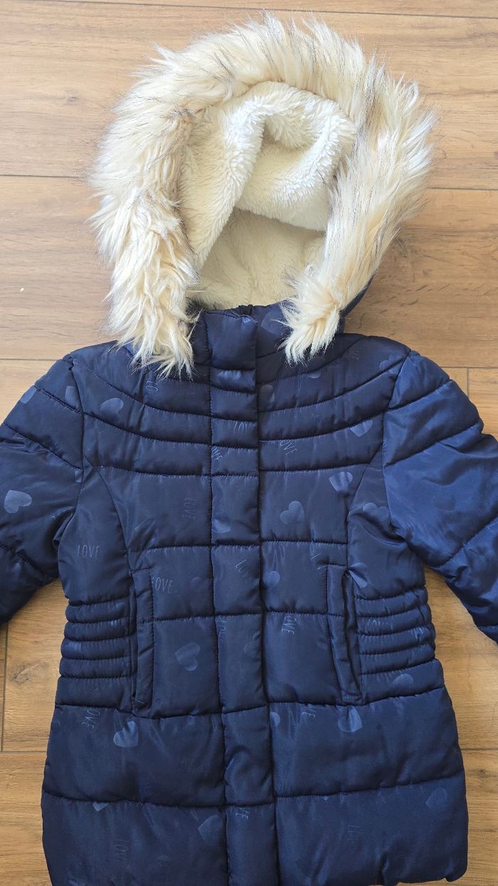 Blouson bleu marine motif cœurs 8 ans en excellent état - photo numéro 2