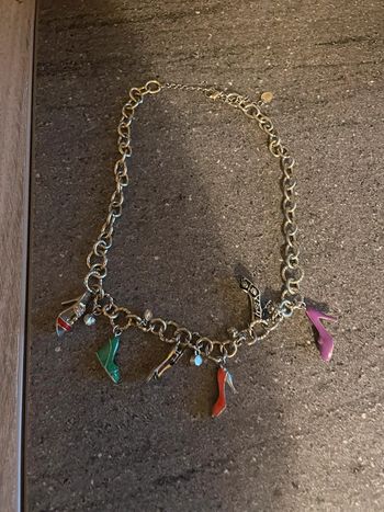 Collier Zara chaussures en très bon état, collection vintage