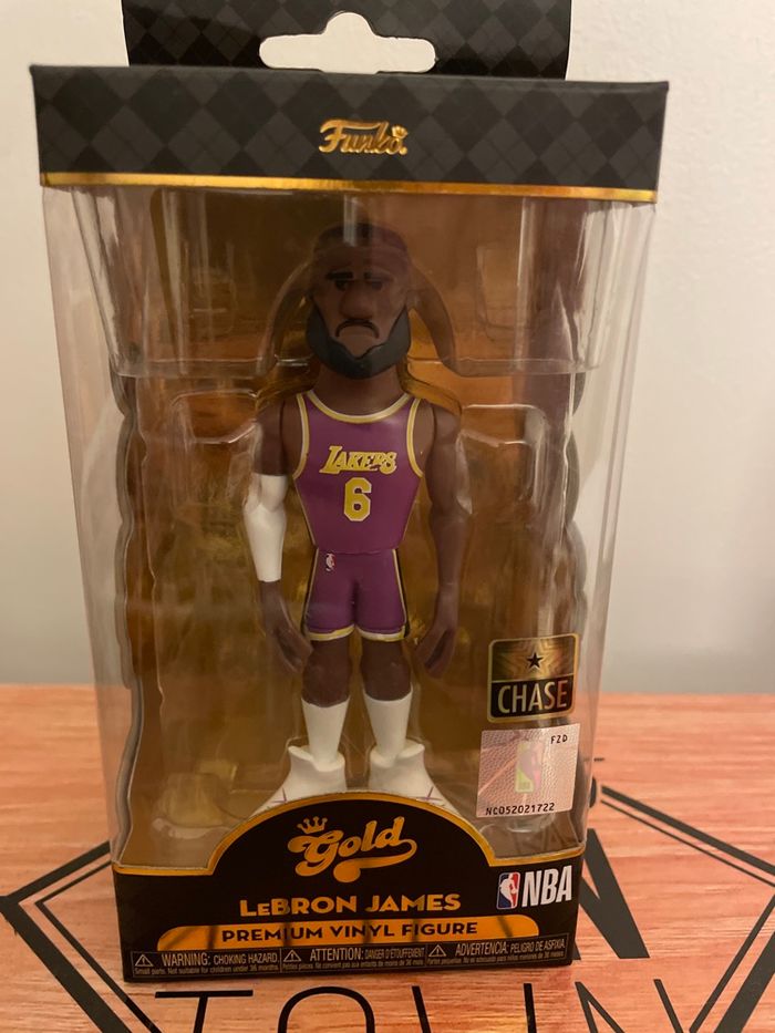Figurine gold lebron james