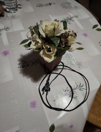 Lampe en fleurs artificielles