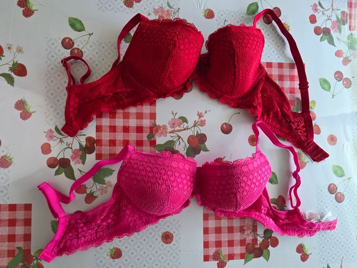 LOTS DE 2 SOUTIEN-GORGE DENTELLE ETAM NUMÉRO 4 TAILLE 85D