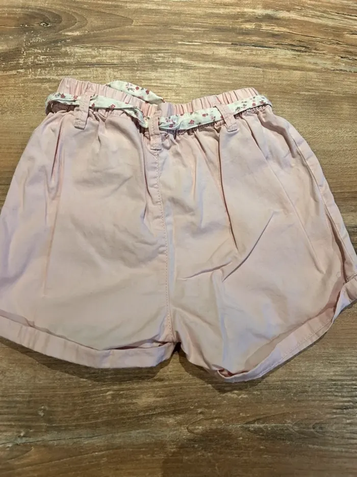 Short rose avec ceinture fleurie 4 ans - photo numéro 2
