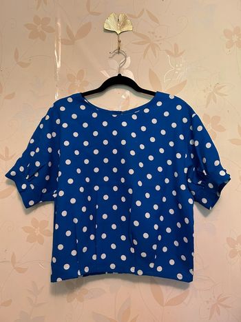 T-shirt bleu motif gros pois blanc