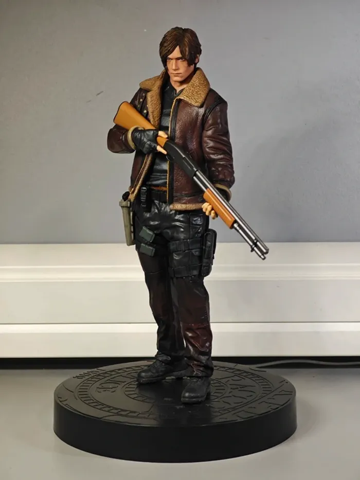 Figurine Resident Evil 4 : Leon 32cm neuve sans boîte - photo numéro 2