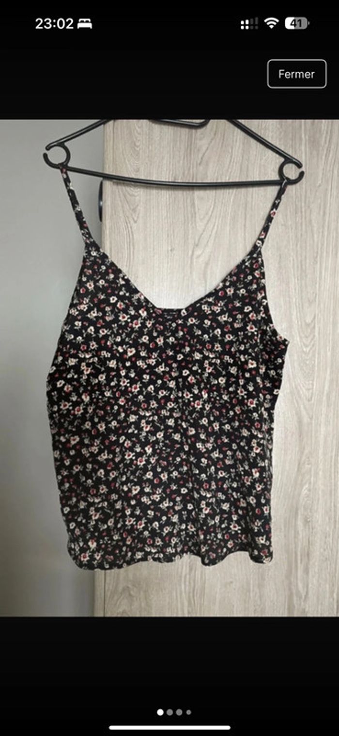 Débardeur noir à fleurs rouge et blanche