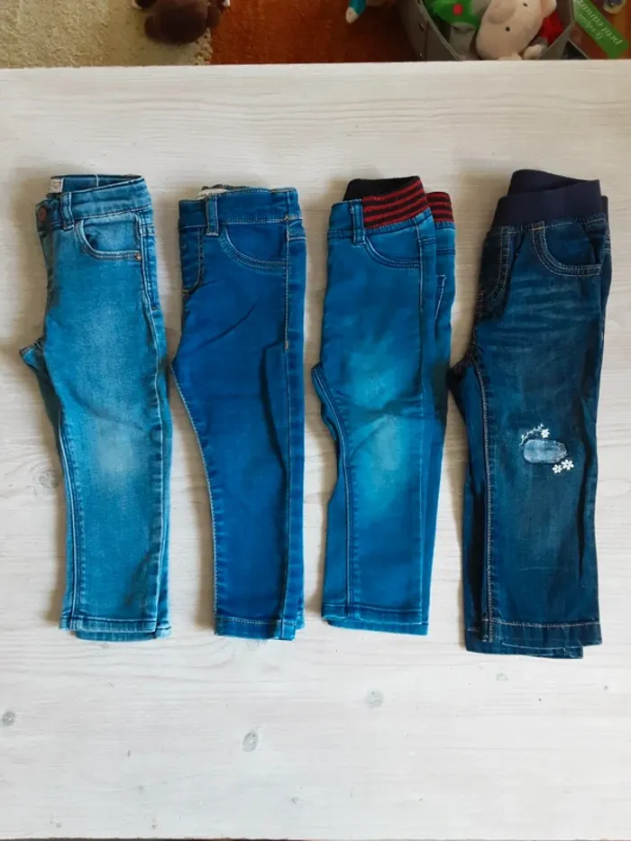 Lot 4 jeans fille T. 18 mois