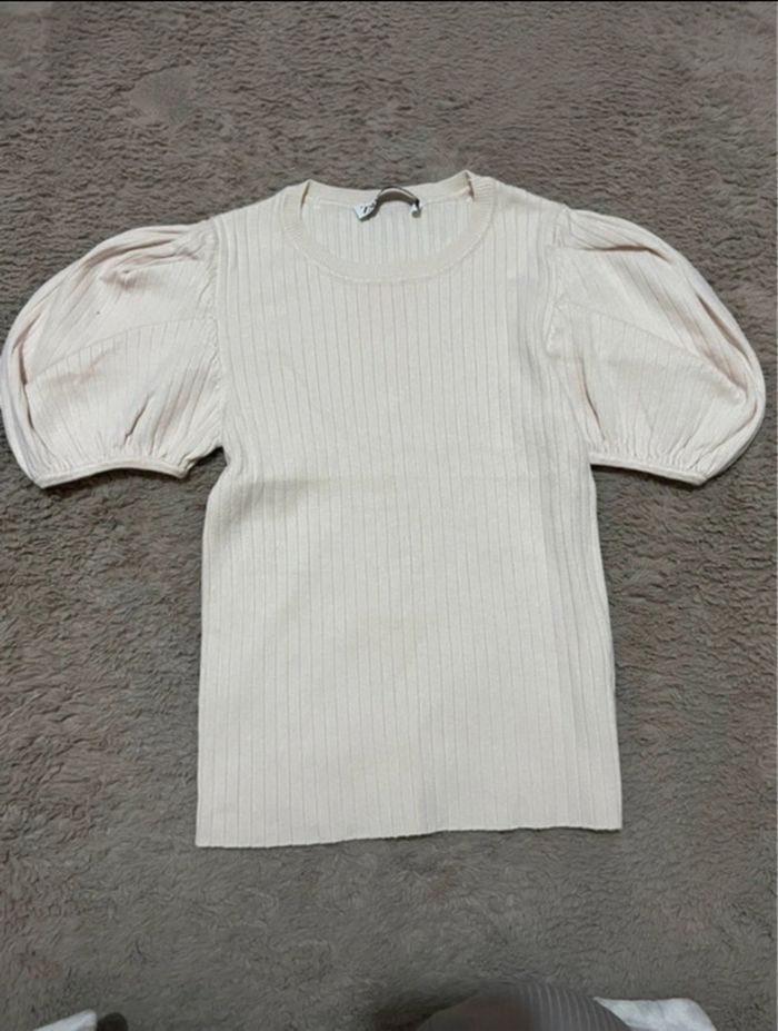 Haut côtelé manches bouffantes beige clair