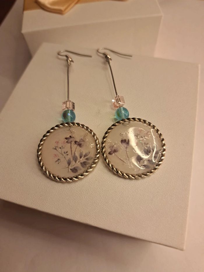 Boucles d'oreilles pendante en résine florale - photo numéro 6