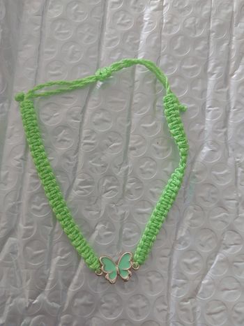 Bracelet tressé vert avec papillon