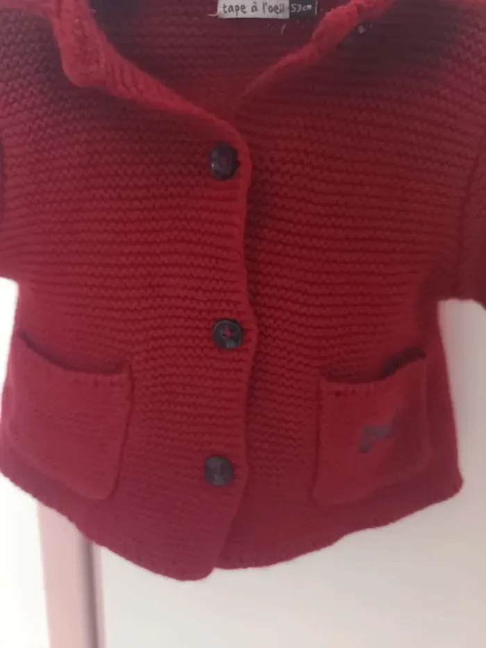 Gilet en mailles rouge bébé . - photo numéro 4
