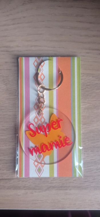 Porte clé super mamie rouge orange