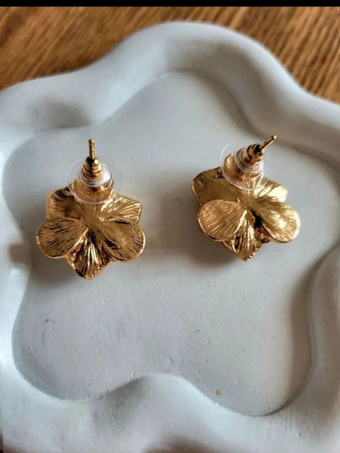 Boucles d’oreilles fleur dorée – effet nacré & strass – bijou élégant chic vintage - photo numéro 6