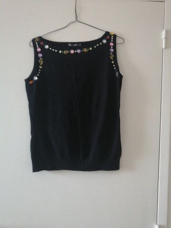Haut noire avec des pierres