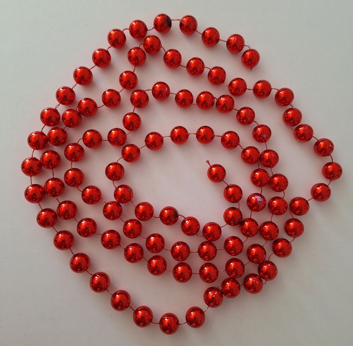 Longue guirlande de billes rouges brillantes - photo numéro 2